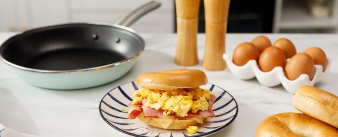 Bagel de huevos revueltos con bacon - Vitrinor