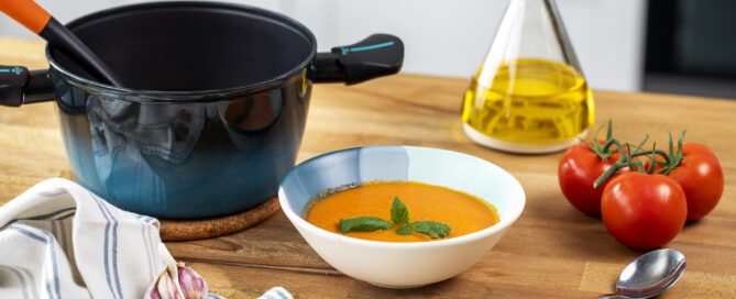 Sopa de tomate caliente con albahaca - Vitrinor