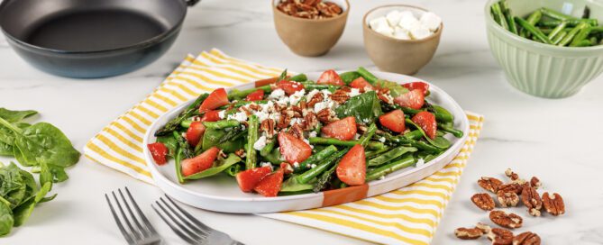 Ensalada templada de fresas, espárragos trigueros y feta - Vitrinor