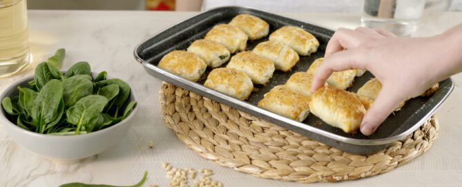 Saladitos de hojaldre rellenos de espinacas y piñones - Vitrinor