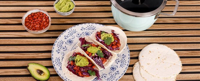 Chili con carne tacos, guacamole and red cabbage - Vitrinor